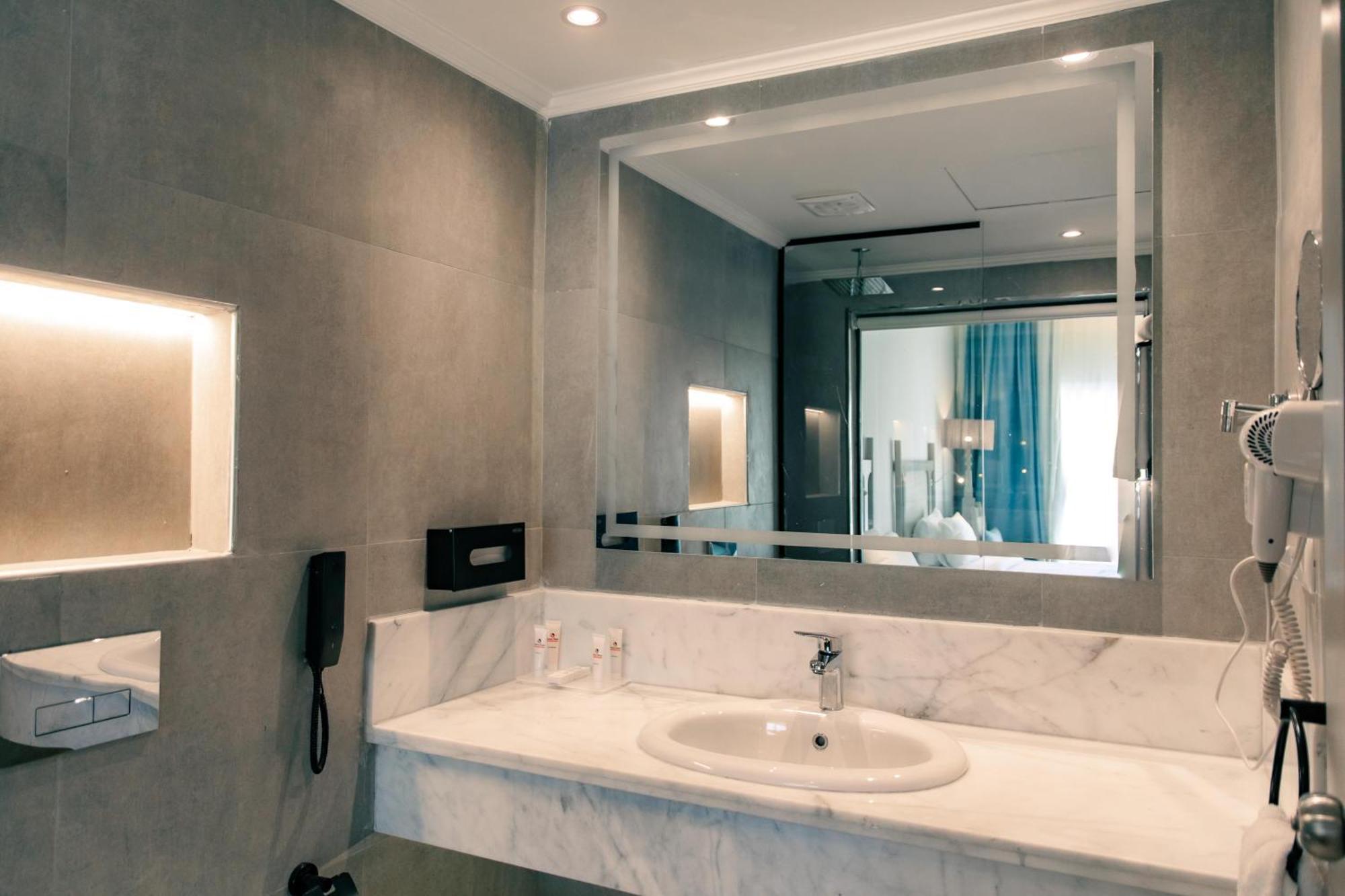 Deluxe Double or Twin Room Sea View